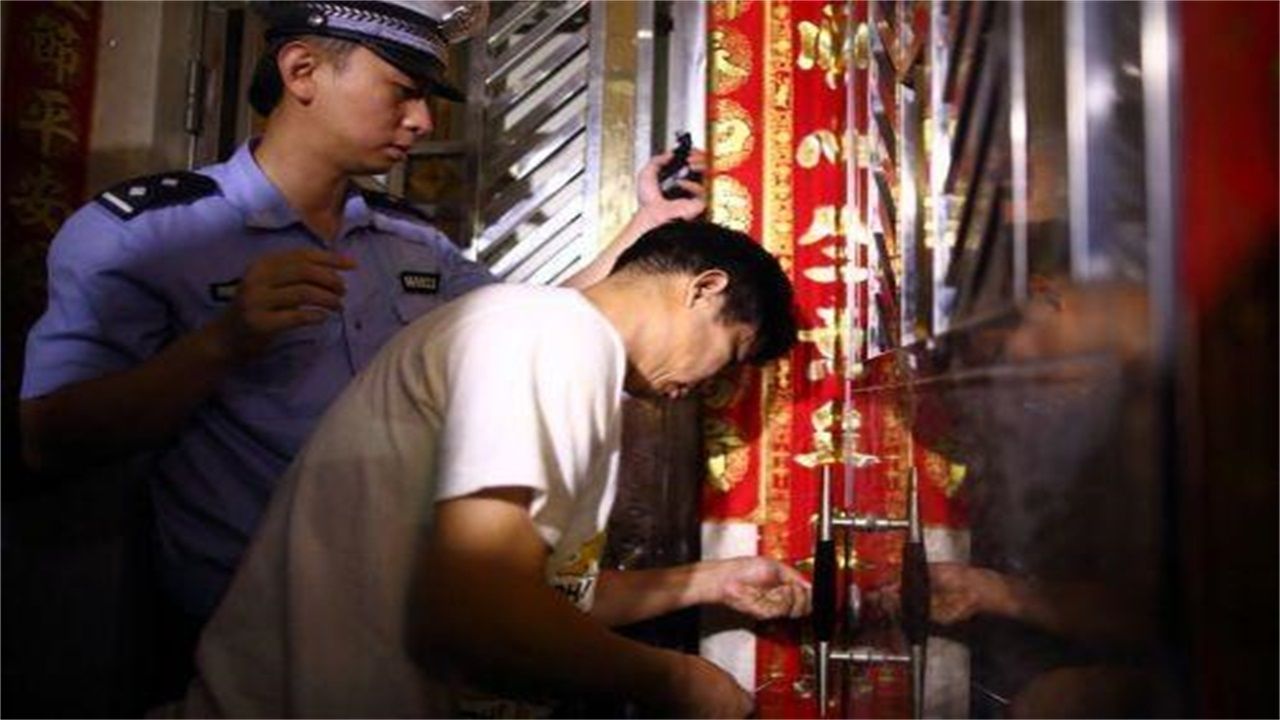 咸阳请开锁师傅开了锁后，师傅